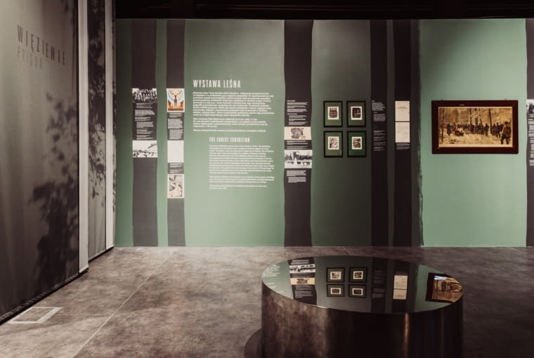 Wystawa "Las - Schronienie ofiar. Kryjówka zbrodni"  w Muzeum II Wojny Światowej. Proj. Biuro Kreacja