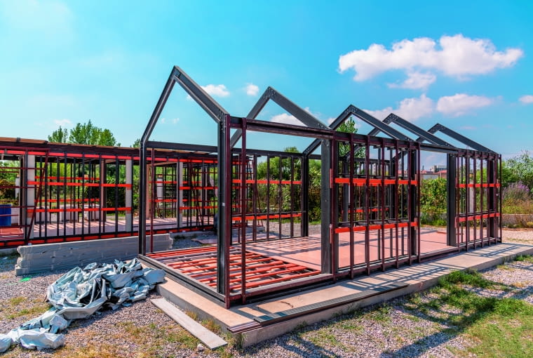 W produkcji prefabrykatów stosuje się różne materiały, w tym stal. Wszystko zależy od  wymagań konstrukcyjnych i izolacyjnych projektu W produkcji prefabrykatów stosuje się różne materiały, w tym stal. Wszystko zależy od  wymagań konstrukcyjnych i izolacyjnych projektu