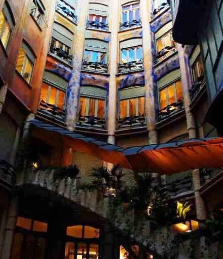 W budynku Casa Mila nie ma praktycznie linii prostych, także wnętrza tworzą faliste powierzchnie. jean nouvel, herzog and de meuron, antonio gaudi, architektura, top 10, santiago calatrava, barcelona, hiszpania