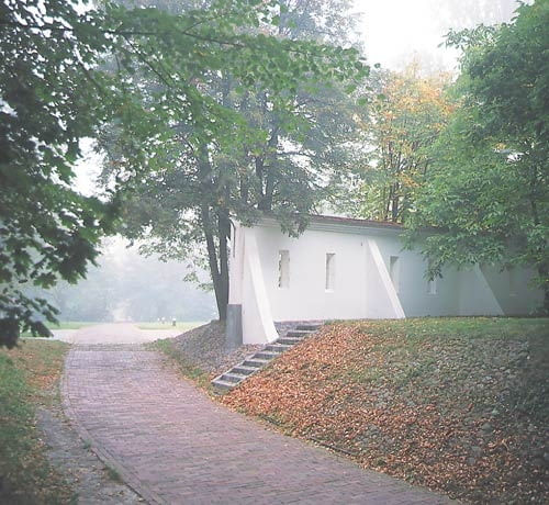 Park Natoliński w Warszawie. Fragment parku z murem przy budynku wozowni Park Natoliński w Warszawie. Fragment parku z murem przy budynku wozowni