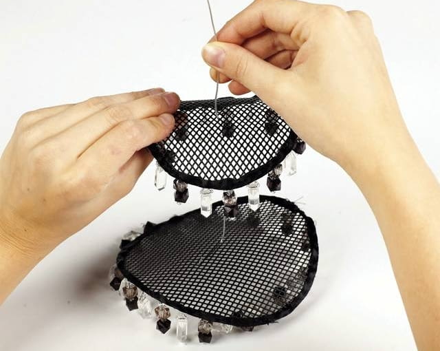 3. Koła nawlekamy na drut, zaczynając od największego. Kolejne, coraz mniejsze elementy doczepiamy mniej więcej co 10 cm; drut przeplatamy tak, by koła się nie zsuwały. Style: "naj"