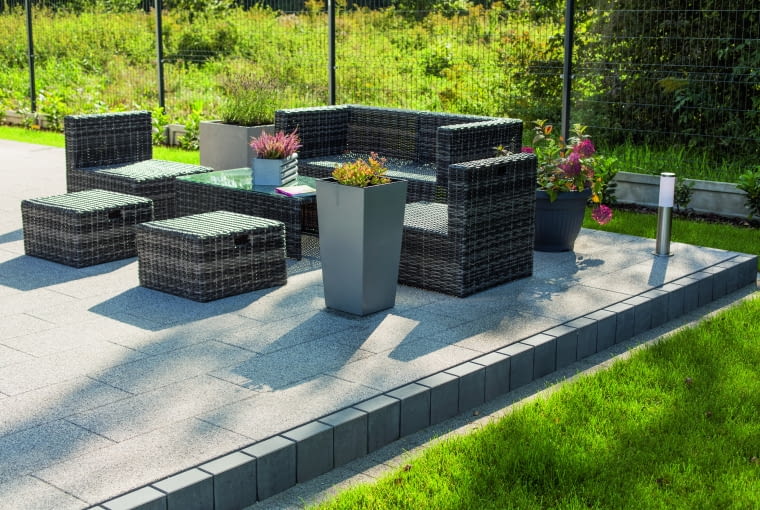 W strefie wypoczynkowej warto postawić na wygodne meble ogrodowe, takie jak duże kanapy, wygodne fotele i stoliki kawowe, które zapewnią komfort podczas relaksu na świeżym powietrzu