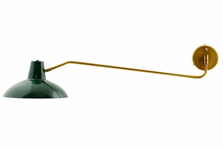 pomocne ramię Lampa ścienna z długim ramieniem zwieńczonym metalowym kloszem pomalowanym na zielono lub biało. Dł. 104 cm, 1387 zł, House Doctor/agamartin.com