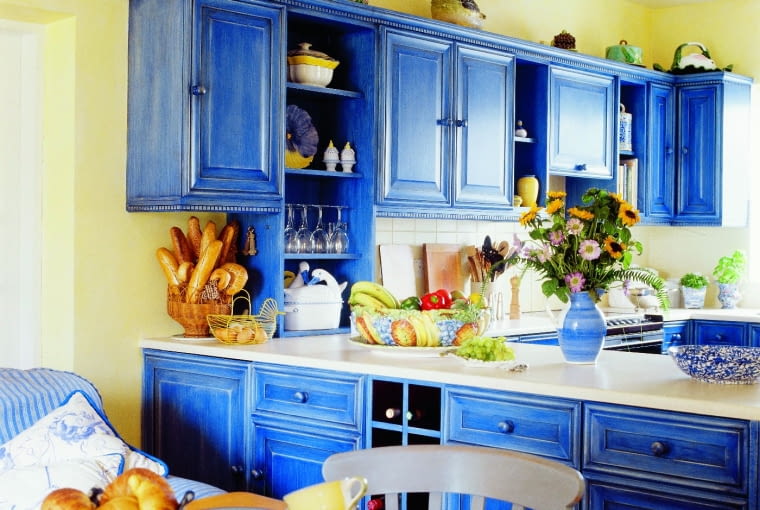 &Blue cabinets in country-style kitchen