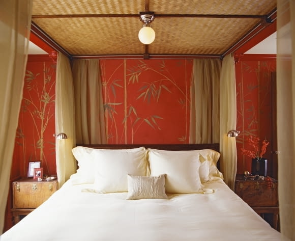 Wnętrza w czerwieni - sypialnia Jan 2005 --- Red Bamboo Print Wallpaper in Asian Style Bedroom --- Image by Andrew Bordwin/Beateworks/Corbis