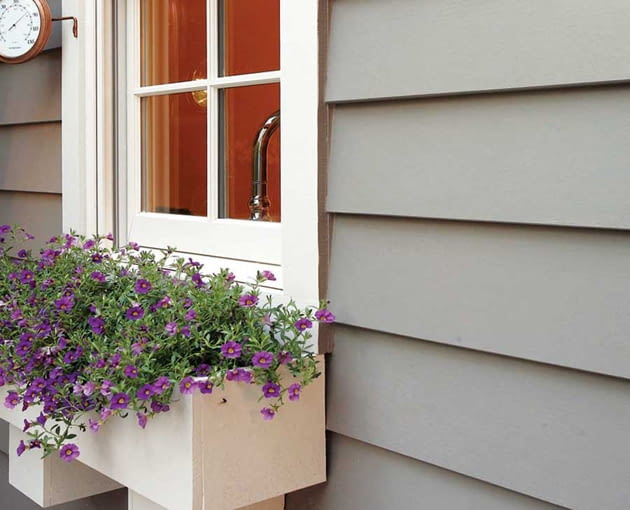 Siding na elewacji Fiber-cement siding is manufactured to resemble cedar shingles and wood clapboards (either wood-grain or smooth).