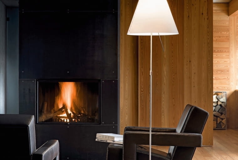 lampa podłogowa Costanza z regulowaną wysokością i praktycznym ściemniaczem z czujnikiem ustawiającym natężenie światła na czterech poziomach, 1500 zł, Luceplan/philips.pl/showroom