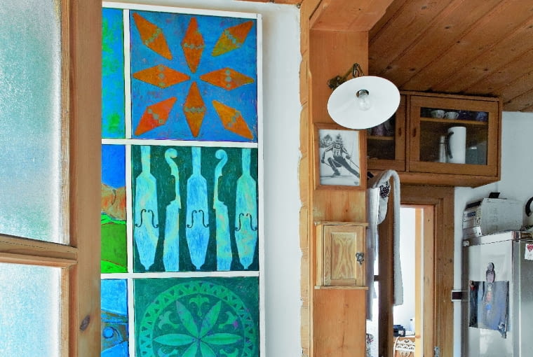 v NAD STOŁEM wisi obraz Małgorzaty Rosińskiej, przedstawiający symbole Podhala.