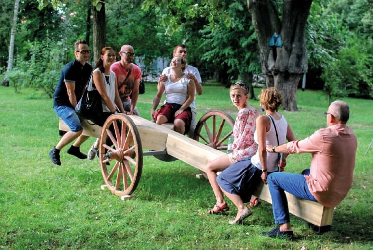 Instalacja 'Pohuśtajmy się' zorganizowana przez Fundację Salony.