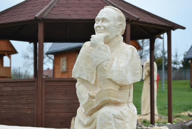 Jedna z rzeźb Jana Pawła II w Kraśniku rzezby JP II papiez krasnik