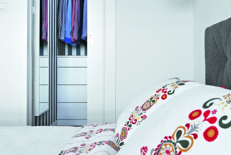 DO GARDEROBY, urządzonej w dawnej toalecie, prowadzą z sypialni przesuwane drzwi chowane w ścianie (wejście od strony przedpokoju zostało zamurowane).