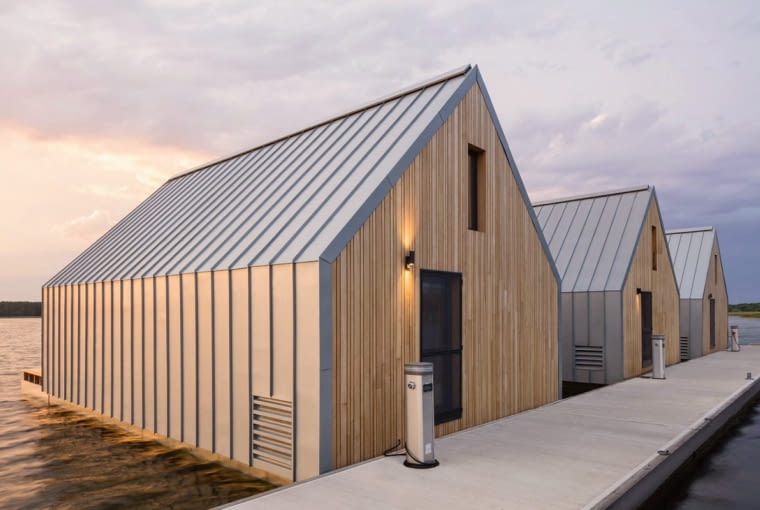 Blachy szlachetne (na zdjeciu cynkowo- -tytanowa) są materiałami wyjątkowo odpornymi na działanie warunków atmosferycznych i niewymagającymi konserwacji Blachy szlachetne (na zdjeciu cynkowo- -tytanowa) są materiałami wyjątkowo odpornymi na działanie warunków atmosferycznych i niewymagającymi konserwacji