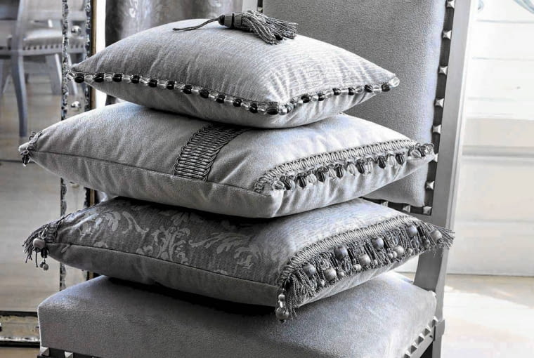 CHWOSTY, LAMÓWKI I BORDIURY Z KOLEKCJI DIVA niezwykle bogaty zestaw, w którym tkaniny łączą się z paciorkamiZasłonę oraz poduszkę wykonano z tkaniny Eos.