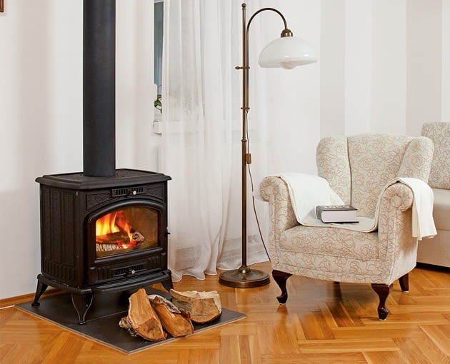 Jeśli podłoga zrobiona jest z drewna, kozę trzeba postawić na podkładce z blachy lub szkła koza, piecyk wolno stojący, piec kominkowy, piecyk kominkowy, ogrzewanie domu, dogrzewanie domu