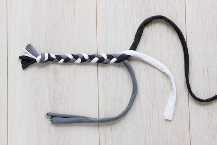 KROK 2. Trzy zrolowane paski w różnych odcieniach związujemy w supeł i zaplatamy warkocz. Gdy paski się skończą, doszywamy kolejne i zaplatamy dalej. Na jedną podkładkę potrzeba około 12 metrów warkocza. KROK 2. Trzy zrolowane paski w różnych odcieniach związujemy w supeł i zaplatamy warkocz. Gdy paski się skończą, doszywamy kolejne i zaplatamy dalej. Na jedną podkładkę potrzeba około 12 metrów warkocza.