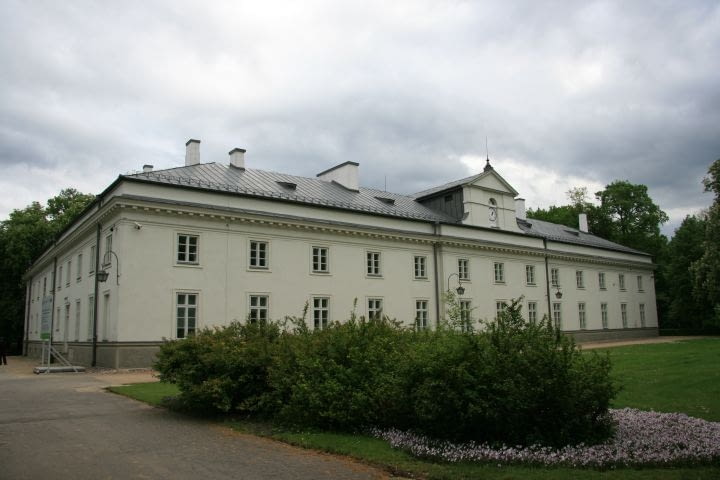 Wielka Oficyna, zwana Podchorążówką. Klasycystyczny budynek powstał z inicjatywy Stanisława Augusta według projektu Dominika Merliniego, jako kuchnia i stancja mieszkalna. Dziś biura Muzeum Łazienki Królewskie.