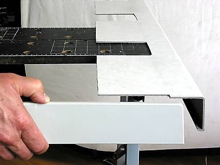 21.05.2003 WARSZAWA PARAPET PRZYGOTOWANIE OKNA FOT. WOJCIECH SURDZIEL / AGENCJA GAZETA PUBLIKACJA CZTERY KATY NR 7 (142) - 7.2003