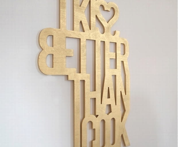 Drewniany napis na ścianę I Kiss Better, wys. 70 cm, So Polish, cena: 250 zł Drewniany napis na ścianę I Kiss Better, wys. 70 cm, So Polish, cena: 250 zł