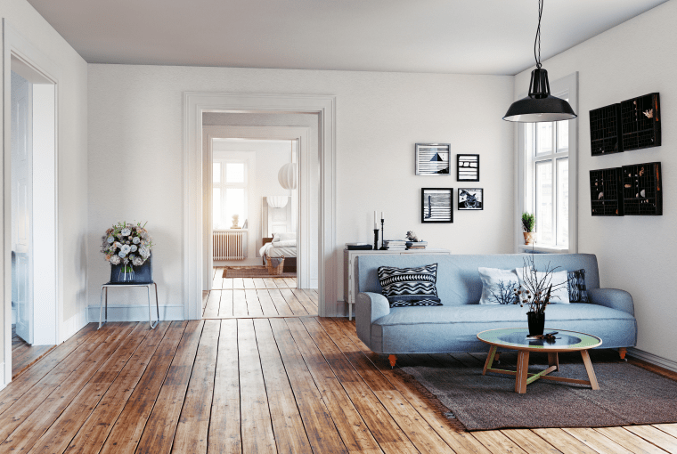 Wpuść do wnętrza jak najwięcej światła. Okna pozostaw odsłonięte, a drzwi otwarte, tak by światło docierało również z innych pomieszczeń Salon w stylu hygge