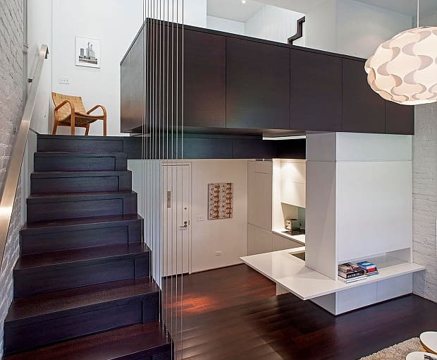 Mieszkanie ma aż 7,6 m wysokości. Nic dziwnego, że architekci podzielili je na 3 poziomy. loft, mały loft, małe mieszkanie