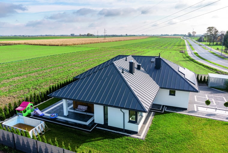 Blacha płaska jest niezwykle modna, a pokryte nią dachy wyglądają elegancko i szlachetnie. Panelami z blachy płaskiej można wykańczać proste i skomplikowane dachy oraz powierzchnie o obłych kształtach Blacha płaska jest niezwykle modna, a pokryte nią dachy wyglądają elegancko i szlachetnie. Panelami z blachy płaskiej można wykańczać proste i skomplikowane dachy oraz powierzchnie o obłych kształtach