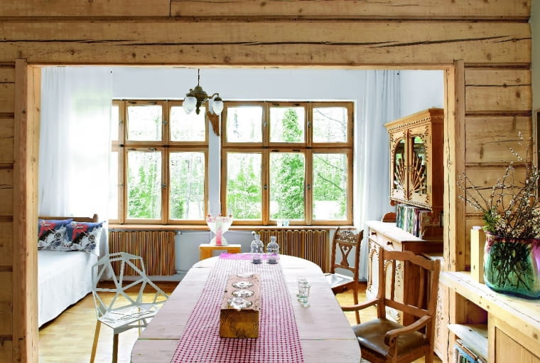 W JADALNI, z której okien widać Giewont, stoi owalny stół i ręcznie rzeźbione krzesła obite juchtową skórą. Aby przełamać dominującą w domu góralszczyznę, gospodyni dorzuciła współczesny akcent - krzesło Chair One zaprojektowane przez Konstantina Grcica.