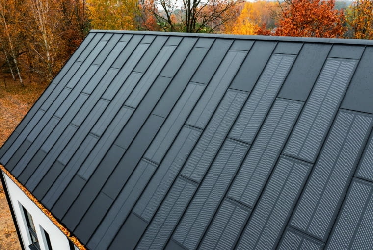 Nowością w szóstej edycji programu jest m.in. możliwość ubiegania się o zwrot kosztów związanych z zakupem i montażem pokrycia dachowego z funkcją fotowoltaiczną. Energia pochodząca z takiego rozwiązania także musi być zgłoszona do sieci energetycznej Nowością w szóstej edycji programu jest m.in. możliwość ubiegania się o zwrot kosztów związanych z zakupem i montażem pokrycia dachowego z funkcją fotowoltaiczną. Energia pochodząca z takiego rozwiązania także musi być zgłoszona do sieci energetycznej