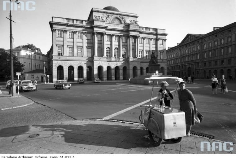 Pałac Staszica przy ulicy Nowy Świat 72 w Warszawie (lata 1960 - 1970). Elewacja frontowa pałacu. Na pierwszym planie widoczny wózek saturatora z wodą sodową. Pałac Staszica przy ulicy Nowy Świat 72 w Warszawie (lata 1960 - 1970). Elewacja frontowa pałacu. Na pierwszym planie widoczny wózek saturatora z wodą sodową.