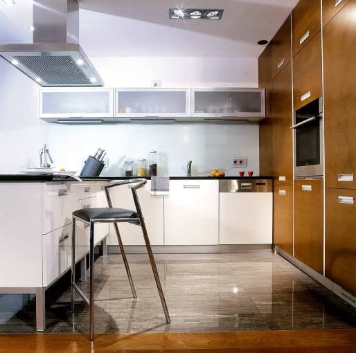 Pod szafkami wiszącymi zainstalowano świetlówki, których światło pada bezpośrednio na blat roboczy. UWAGA PONOWNA PUBLIKACJA ZA ZGODA WLASCICIELI