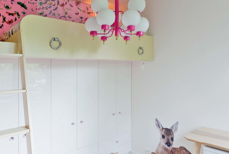 ŚCIANĘ przy biurku zdobi naklejka z sarenką (dekornik.pl). Przestrzeń pod antresolą z łóżkiem wykorzystano na pojemną szafę. I229BNbmscA5^8>iQb$D}XZA0cl~qz#K;[3NGzABxVue S44(#S(