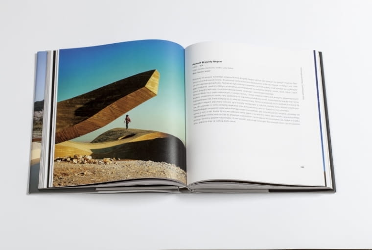 Album Dani Karavan. Esencja miejsca