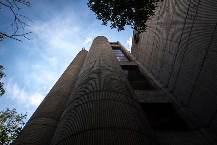 Brutalistyczna architektura Skopje z epoki odbudowy po trzęsieniu ziemi - budynek Poczty Macedońskiej