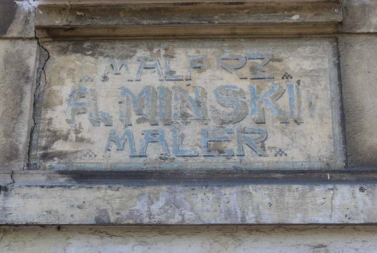 Z bliska / Z daleka Z bliska / Z daleka