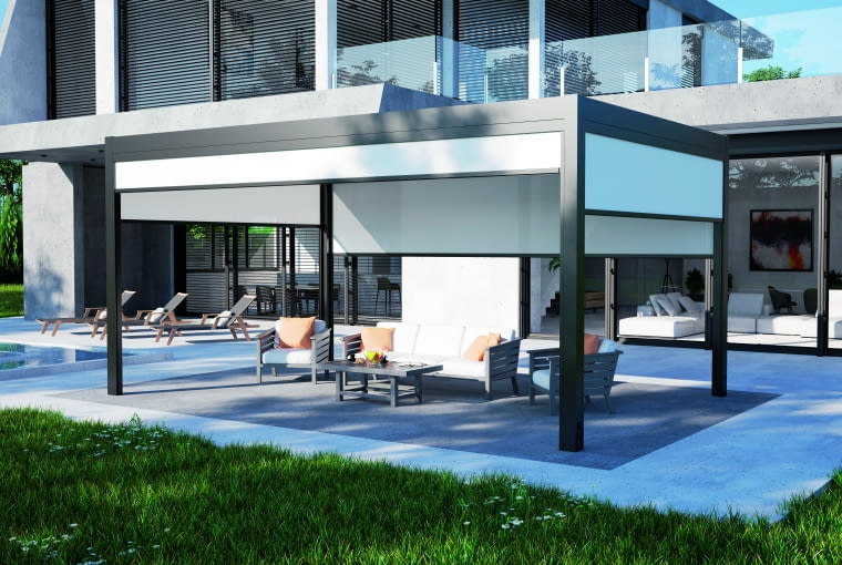 Przemyślana konstrukcja pergoli pozwala na zastosowanie przesłon bocznych takich jak screeny czy szklane panele przesuwne