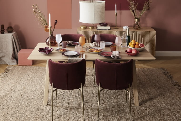 Odcienie czerwieni, bordo i różu wyprowadzą do wnętrza wyjątkowo ciepły, przytulny i bardzo kobiecy nastrój.
