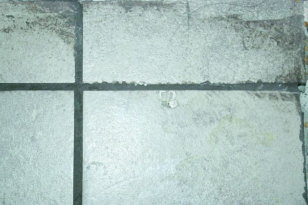 Plamy po zaprawie do spoinowania; ich usuwanie nie jest łatwe - potrzebny jest specjalny preparat odbiór posadzki
