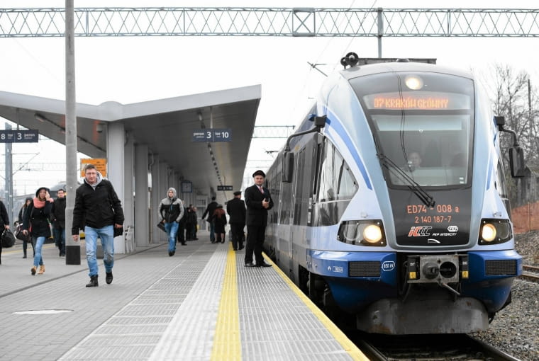 22.11.2015 Radom. Dworzec PKP. Pociag spolki PKP Intercity na nowym peronie. Fot. Andrzej Michalik/ Agencja Gazeta DLORA strony lokalne GW - RadomWydarzenia SLOWA KLUCZOWE: pocaig podroz pasazerowie kolej ZDJĘCIE DO WKŁADKI: DLORA strony lokalne GW - RadomWydarzenia