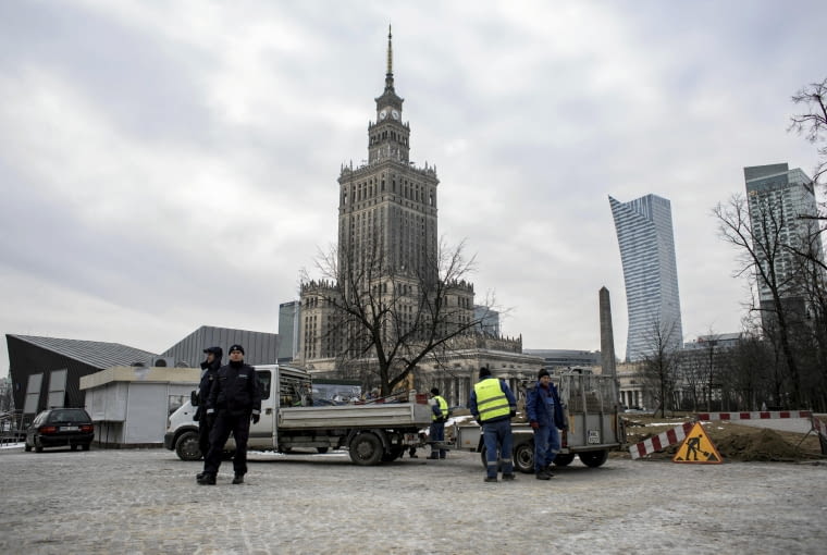 Bazar u zbiegu Marszałkowskiej i Świętokrzyskiej 20.03.2018 Warszawa , ul. Marszalkowska . Likwidacja budek pod Palacem Kultury i Nauki . Fot. Dawid Zuchowicz / Agencja Gazeta SLOWA KLUCZOWE: budki gastronomiczne likwidacja budek plac defilad ZDJĘCIE DO WKŁADKI: DLOWA Strony Lokalne Warszawa - Radom - Płock