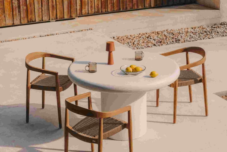 Wysokiej jakości drewno, naturalne tkaniny i funkcjonalne wzornictwo łączą się z akcentami kolorystycznymi, tworząc przestrzenie o wyjątkowej atmosferze.