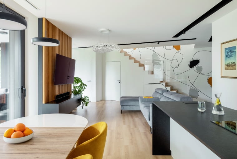 Największym wyzwaniem było zagospodarowanie dużej ściany na wprost od wejścia, przy klatce schodowej. Poświęciliśmy temu sporo czasu, dyskusji i energii. Ostatecznie zdecydowaliśmy się z architektem na mural, który wykonała zaprzyjaźniona artystka Największym wyzwaniem było zagospodarowanie dużej ściany na wprost od wejścia, przy klatce schodowej. Poświęciliśmy temu sporo czasu, dyskusji i energii. Ostatecznie zdecydowaliśmy się z architektem na mural, który wykonała zaprzyjaźniona artystka