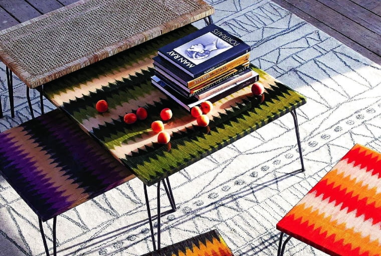 Barwne stoliki - blaty z utwardzonych żywicą włókien bananowca. Wykonane przez artystów z Filipin, Anthropologie.