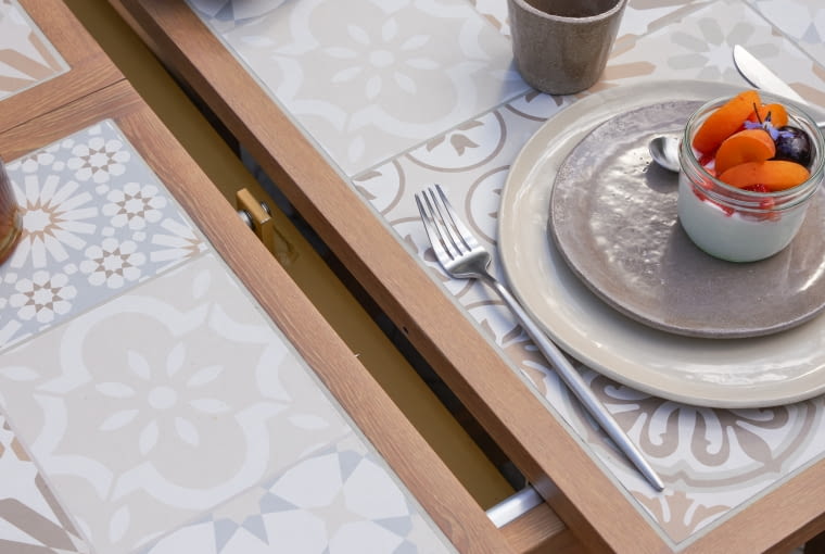 Stół z rozsuwanym blatem ceramicznym