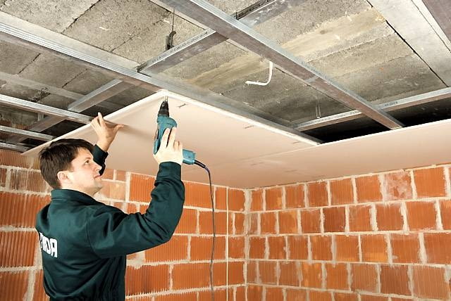 Montaż sufitu podwieszanego. Samogwintujące wkręty i wiertarka ze specjalną nakładką znacznie przyspieszą montaż płyt g-k Montaż sufitu podwieszanego. Samogwintujące wkręty i wiertarka ze specjalną nakładką znacznie przyspieszą montaż płyt g-k
