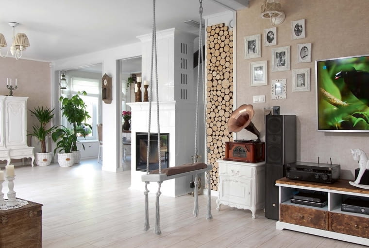 Huśtawkę zaprojektowała Ania, a wykonała jej koleżanka poznana na jednym z blogów wnętrzarskich. Szafce pod telewizorem (IKEA) gospodyni dodała szufladki i blat z woskowanego drewna. Kominek przypominający piec kaflowy (model Hein z serii Baracca) znalazła w internecie - i zakochała się w nim od pierwszego wejrzenia!