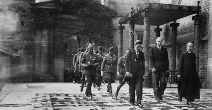 Członkowie misji gospodarczej Mandżukuo na czele z ministrem gospodarki Han Jun-Chenem przy krypcie pod Wieżą Srebrnych Dzwonów na Wawelu, 1938, Kraków. Narodowe Archiwum Cyfrowe Pawilon Polski na 14. Międzynarodowej Wystawie Architektury - la Biennale di Venezia