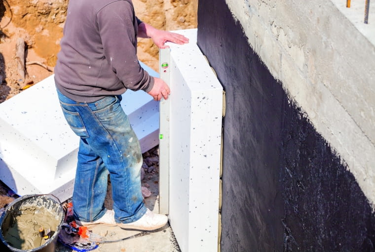 Ocieplenie fundamentu jest najskuteczniejsze, jeśli tworzy ciągłą warstwę na ścianie fundamentowej (lub piwnicznej) oraz zbudowanej na niej ścianie zewnętrznej domu