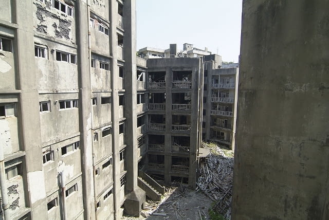 Ruiny poprzemysłowej zabudowy na wyspie Hashima. Ruiny poprzemysłowej zabudowy na wyspie Hashima.