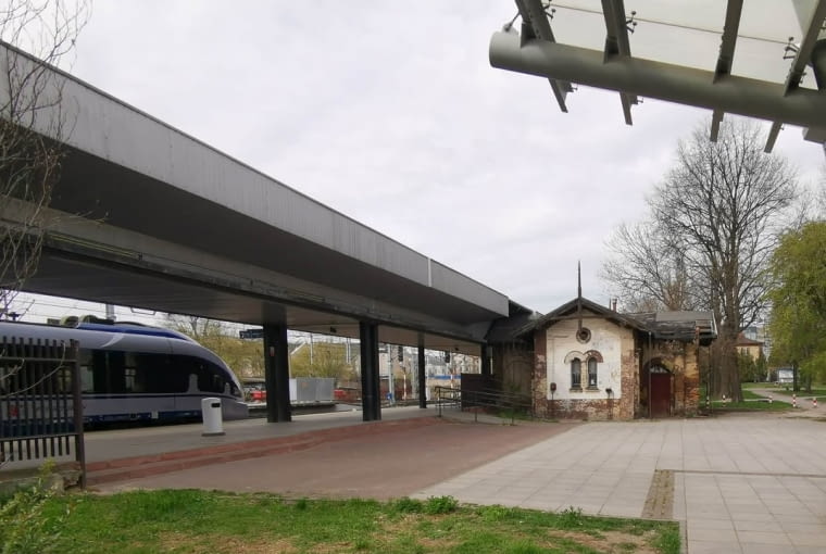 XIX-wieczny szalet przy dworcu w Częstochowie w kwietniu 2026 roku. XIX-wieczny szalet przy dworcu w Częstochowie w kwietniu 2026 roku.