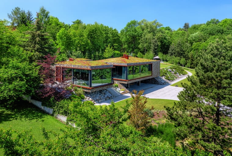 Rola słońca w naszym  życiu jest nieoceniona.  To źródło zdrowia,  dobrego samopoczucia   i energii do działania.  Dlatego też inwestorzy,  we współpracy   z architektem, coraz  chętniej decydują się   na duże przeszklenia,  dodatkowo wpuszczając  naturę do domu