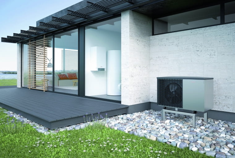 Jednostkę zewnętrzną powietrznej pompy umieszcza na wysokości około 25-30 cm nad powierzchnią gruntu, aby nie ograniczać przepływu powietrza w zimie, np. przez zbierający się śnieg